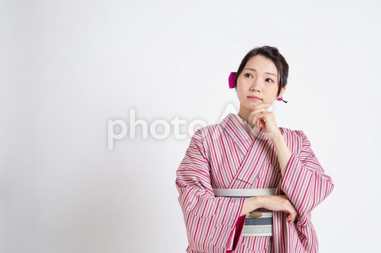小紋を着て悩んでいる若い日本人女性（コピースペース） 小紋,半幅帯,変わり結びの写真素材
