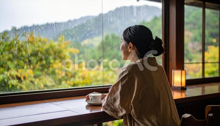 雨の日カフェで窓の外を見つめる日本人女性 コーヒー,雨,梅雨の写真素材