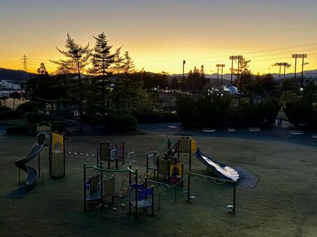 夕暮れの福井少年運動公園　遊具 夕暮れ,オレンジ,遊び場の写真素材