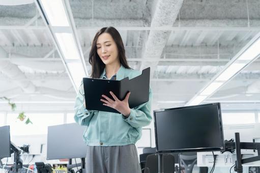 オフィスで仕事をする若い女性エンジニア オフィスで仕事をする若い女性エンジニア エンジニア,設計士,ビジネスの写真素材