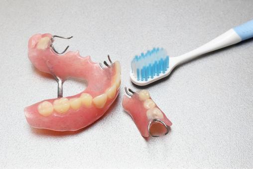 入れ歯の手入れ_01 入れ歯,部分入れ歯,歯ブラシの写真素材