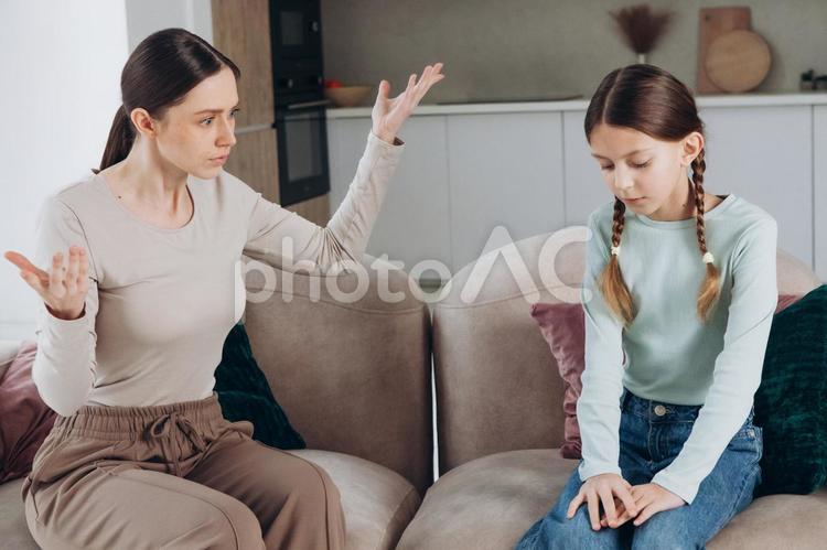 うつむく女の子と説教する女性 親子,女の子,女性の写真素材