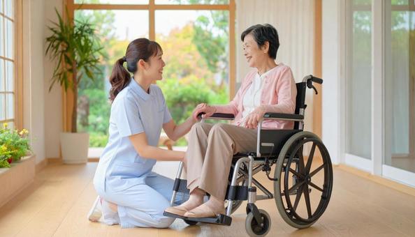 車椅子に乗った高齢女性と女性介護士 車椅子に乗った高齢女性と女性介護士の写真