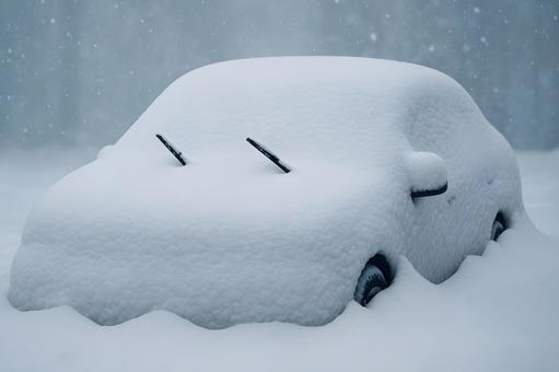 積雪に覆われた車 積雪に覆われた車の写真