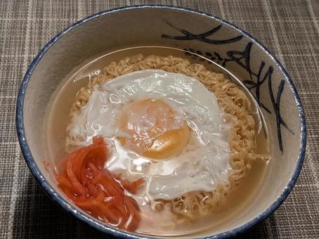 立冬前に自宅で食べた即席ラーメン インスタントラーメン,油揚げ麺,生卵トッピングの写真素材
