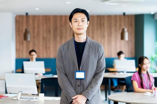 オフィスで働くビジネスパーソン オフィスで働くビジネスパーソン 男性,ビジネスマン,プログラマーの写真素材