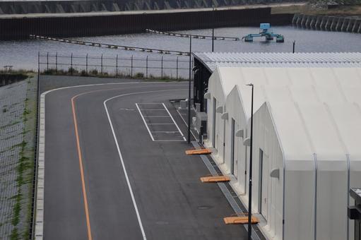 道路と倉庫と治水地のある街並みの風景 道路と倉庫と治水地のある街並みの風景の写真