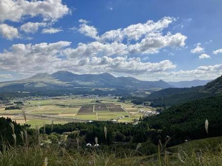 【熊本・阿蘇】秋の阿蘇とススキの風景 【熊本・阿蘇】秋の阿蘇とススキの風景 阿蘇,阿蘇五岳,外輪山の写真素材