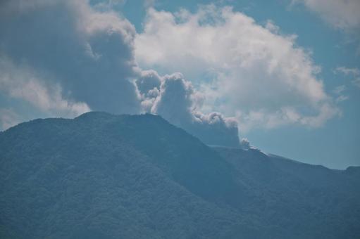 宮崎県と鹿児島県にまたがる霧島連山 宮崎県と鹿児島県にまたがる霧島連山の写真
