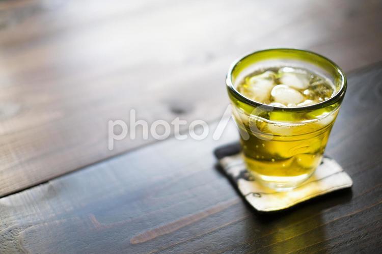 冷たい緑茶と手吹きガラスのコップ_文字スペース 冷たいお茶,お茶,緑茶の写真素材
