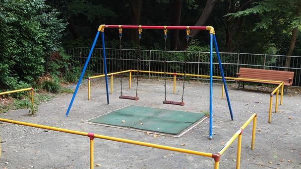 誰もいない無人のブランコ 誰もいない無人のブランコ ブランコ,遊具,公園の写真素材