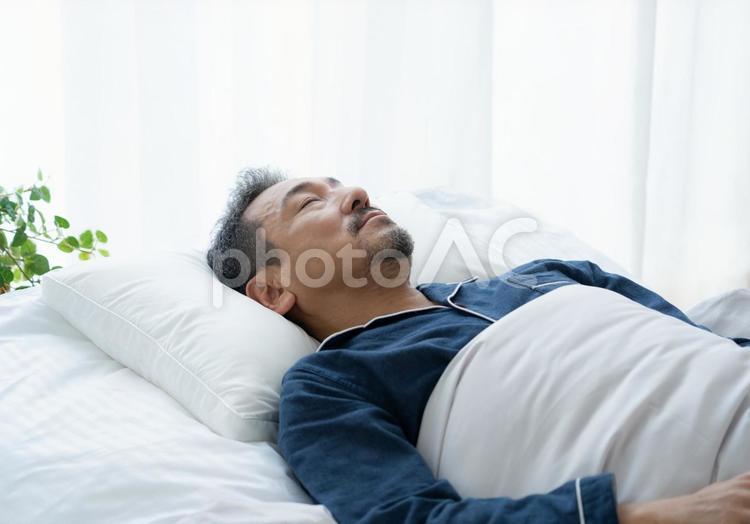 寝室で寝るミドルの男性 男性,寝る,眠るの写真素材