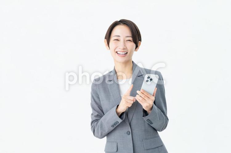 スマホを使うミドルのビジネスウーマン スマホ,ビジネスウーマン,ビジネスの写真素材