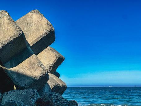 消波ブロックと水平線 消波ブロックと水平線の写真
