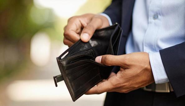 財布にお金がない 空の財布を開ける男性 財布にお金がない 空の財布を開ける男性の写真