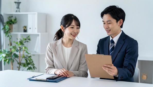 保険の案内をする女性の保険外交員の写真