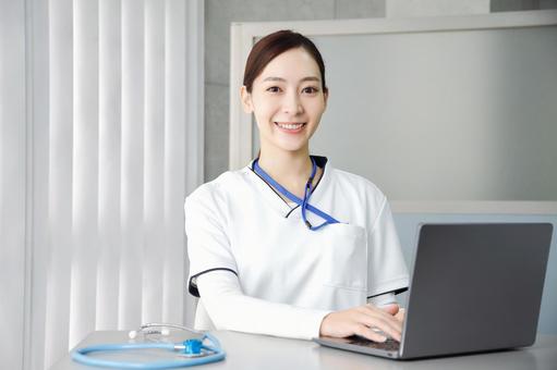 A woman working at a medical institution that operates a personal computer, ein arzt, medizinische online-versorgung, telemedizin, JPG