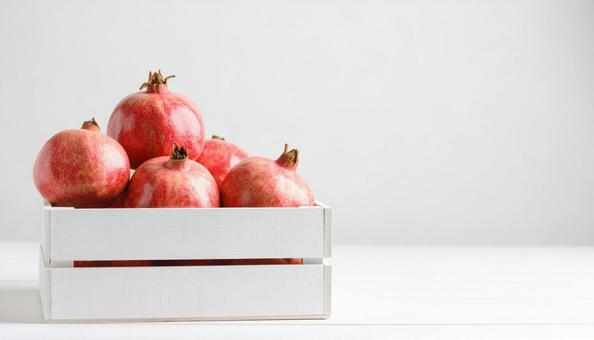 箱に入ったザクロ 箱に入ったザクロの写真