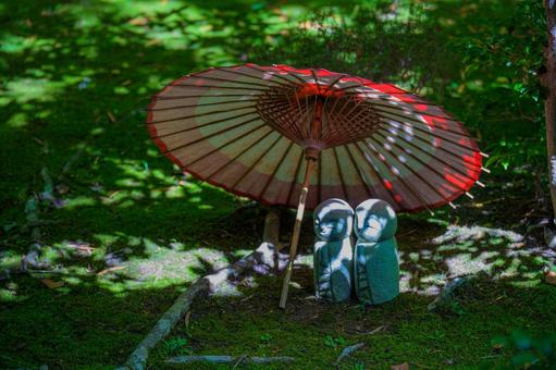 番傘と地蔵 番傘と地蔵 夏の風物詩,涼しげ,和風の写真素材