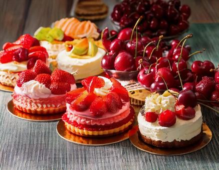 いちごとサクランボの洋菓子の写真