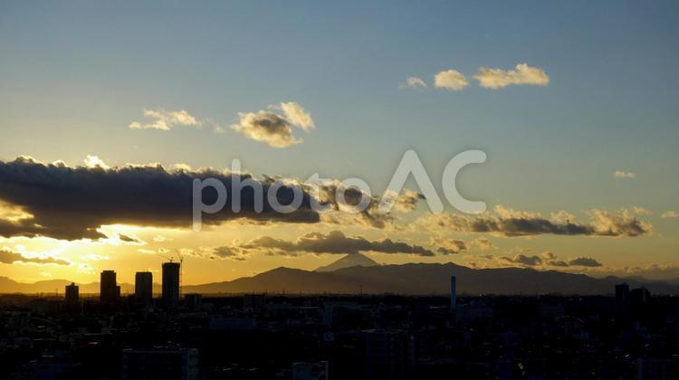 遠くに見えるのは 夕景,夕陽,富士山の写真素材