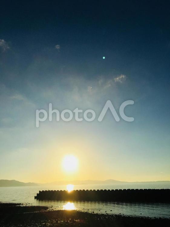 夕暮れの海 太陽,月,日暮れの写真素材