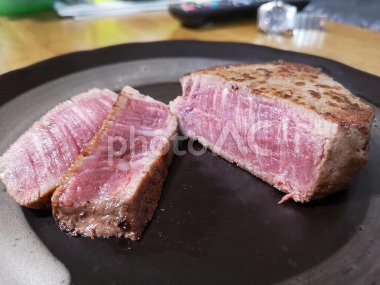 ミディアムレア　お肉 何人もありません,牛肉,夕食の写真素材