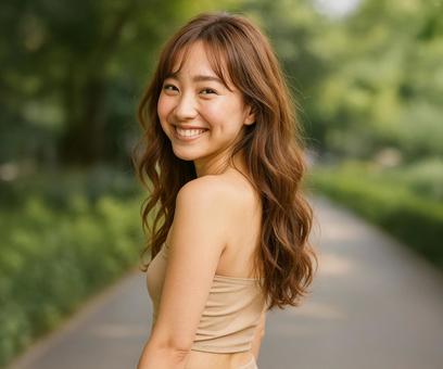 健康的で美しい女性の笑顔と後ろ姿 健康的で美しい女性の笑顔と後ろ姿の写真