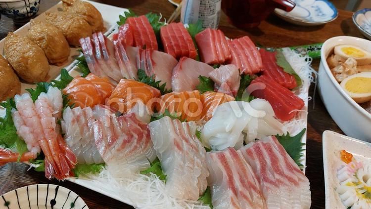 お刺身とおいなりさん 食べ物,さしみ,おつくりの写真素材