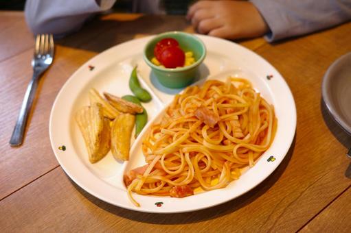 カフェのキッズプレート（パスタとポテト） お子様ランチ,キッズメニュー,外食の写真素材