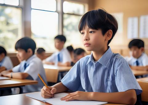 教室で授業を受ける小学生男子 教室で授業を受ける小学生男子の写真