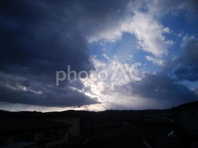 夕暮れの空と街なみ 日暮れの空,日暮れ,夕暮れの写真素材