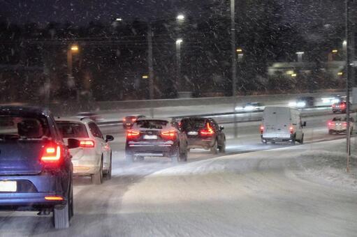 北欧 雪道を走る車 車,雪,危険の写真素材