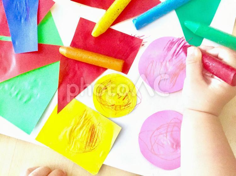 折り紙のはり絵とクレヨンで遊ぶこどもの手 折り紙,お絵かき,クレヨンの写真素材