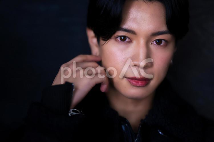 カメラ目線のイケメン 男性,アイドル,微笑むの写真素材