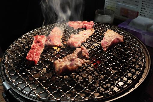 炭火で焼く焼肉 炭火で焼く焼肉の写真