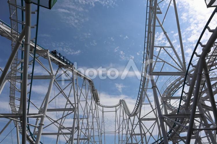 青空と白いジェットコースターの線路 青空,白い,ジェットコースターの写真素材