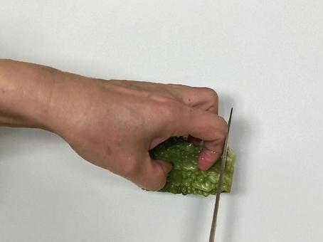 ゴーヤを包丁で切っている人 ゴーヤを包丁で切っている人 野菜,切る,包丁の写真素材
