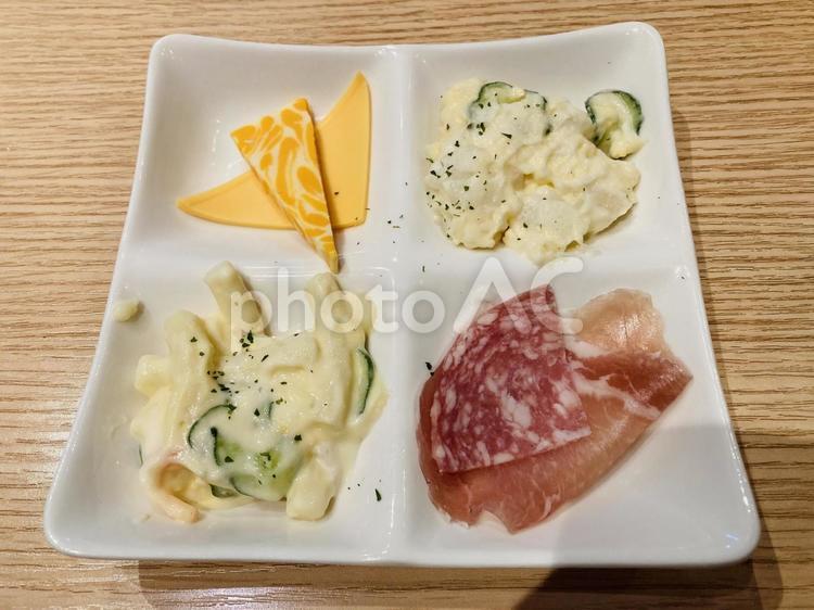 おつまみ4種プレート イタリアン,生ハム,マカロニの写真素材