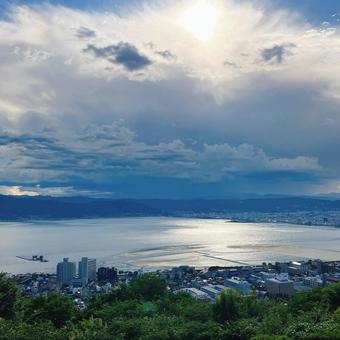 夏の太陽と諏訪湖 夏の太陽と諏訪湖の写真