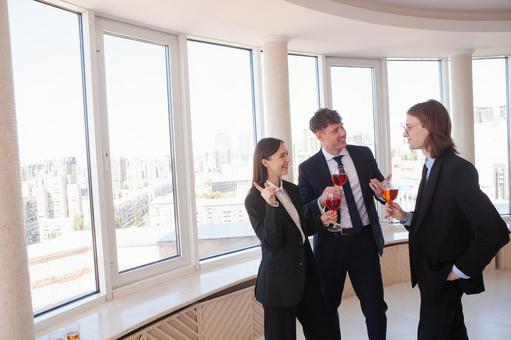 楽しそうに話しているワイングラスを持つ男女 男女,外国人,ビジネスの写真素材