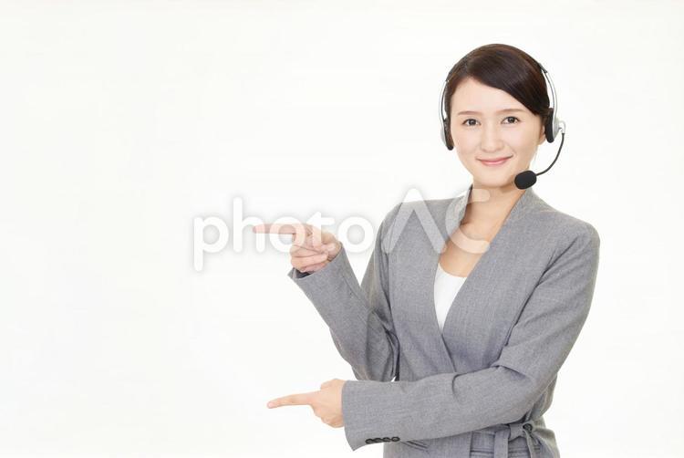 指示する笑顔のオペレーター 女性,オペレーター,女の写真素材