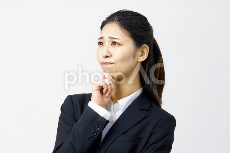 困る　女性　会社員　仕事　トラブル ビジネスウーマン,考える,困るの写真素材