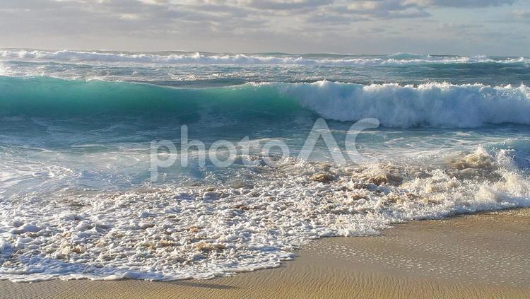ハワイの波　押し寄せる波 波,自然,海の写真素材