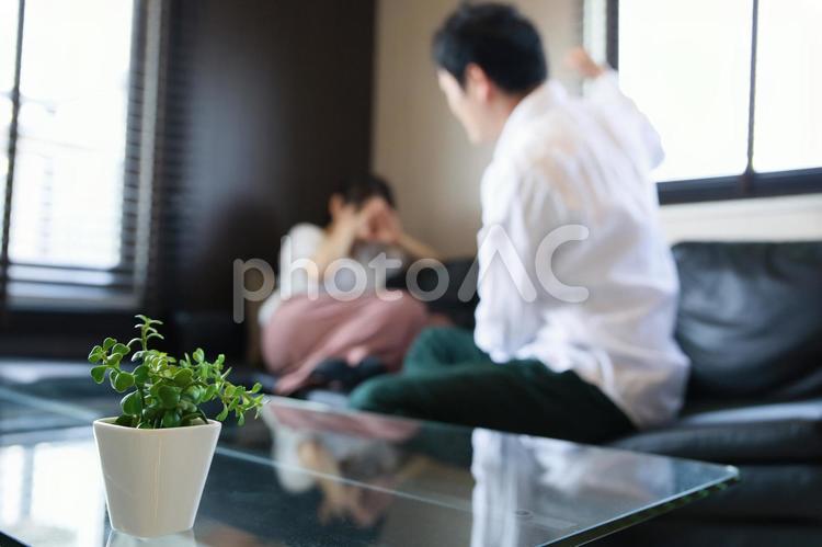 女性を殴る男性 dv,家庭内暴力,殴るの写真素材