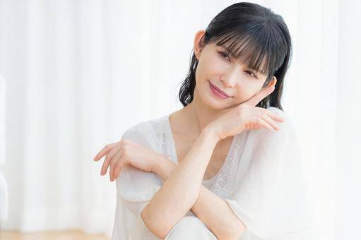 リビングでスキンケアをするミドルの女性 リビングでスキンケアをするミドルの女性 ビューティー,スキンケア,女性の写真素材