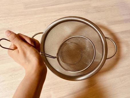 水切りを持つ 水切りを持つ 水切り,ザル,銀の写真素材