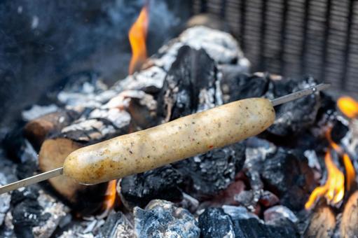 焼かれるソーセージのアップ ソーセージ,アップ,串の写真素材