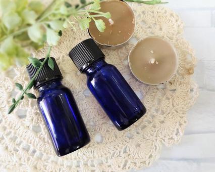 寝かせたブルーのアロマオイルボトル 2本 アロマ,アロマオイル,ボトルの写真素材