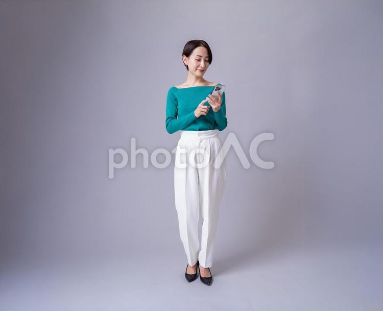 携帯を持つショートの女性 エンジニア,se,ビジネスの写真素材